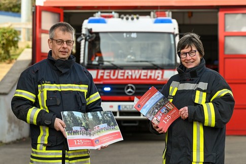 Birgit Willems und Ralf Stahl prsentieren die Festschrift //  Peter Ehrlich / FOTO-EHRLICH.de