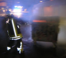 2009-07-04 Feueralarm: Brennt Mllcontainer