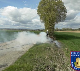 2021-05-06 Feueralarm: Brennt Gehlzschnitt und Unrat in der Feldgemarkung Richtung Villmar