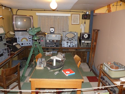 Im „Hexenkeller“ seines Wohnhauses in Bochum baute Heinz Kaminski eineFunkempfangsstation und im Garten eine Antenne, mit deren Hilfe er Funksignalen ausdem Weltall lauschte. Exponate konnten besichtigt werden. Ullrich Jung