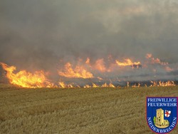 2018-07-20 Feueralarm: Brennt Ballenpresse und Feld