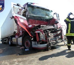 2016-04-11 Hilfeleistung: Verkehrsunfall mit zwei LKW