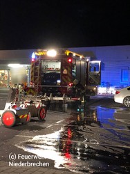 2018-10-31 Feueralarm: Brennt Gegenstand auf REWE Dach