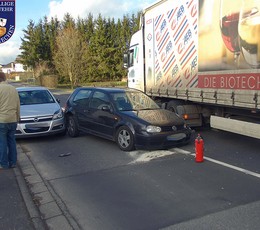 2014-01-08 Hilfeleistung: Verkehrsunfall auslaufende Betriebsstoffe / Einsatzstellenabsicherung