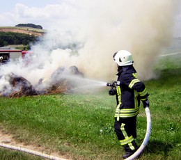 2013-07-12 Feueralarm brennen Rundballen in Werschau
