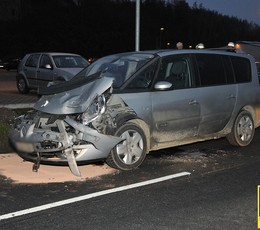 2013-12-10 Hilfeleistung: Verkehrsunfall auslaufende Betriebsstoffe / Einsatzstellenabsicherung
